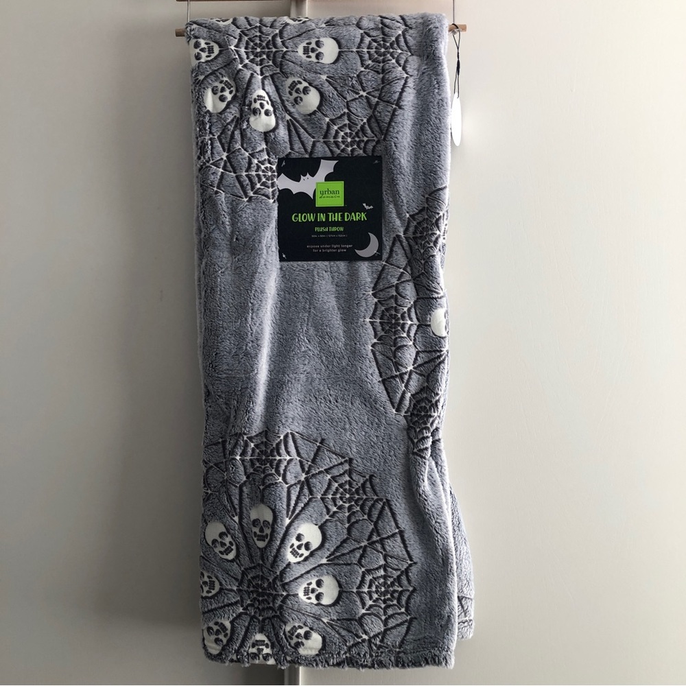 Glow in the Dark - Gray Skull Halloween Throw